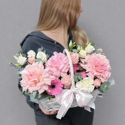 Композиция с розами, герберами, эустомой и гвоздиками в корзине - РИМСКАЯ РОЗА фото №2