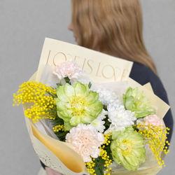 Букет из роз Вегги, гвоздик и мимозы в дизайнерской упаковке - РИМСКАЯ РОЗА фото №3