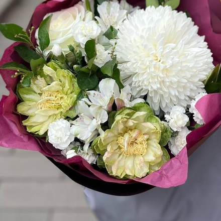 Букет из роз, хризантемы и альстромерии в дизайнерской упаковке