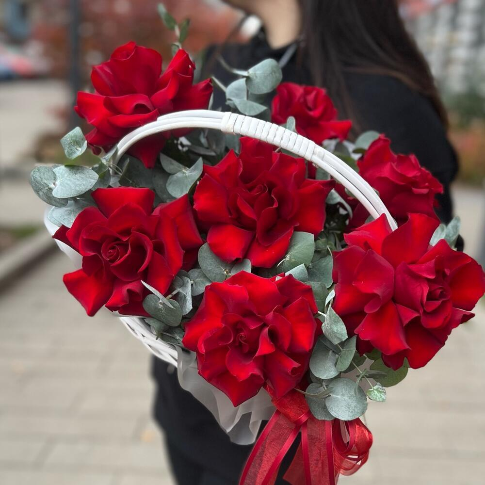 Композиция из красных французских роз с эвкалиптом в корзине - РИМСКАЯ РОЗА фото №4