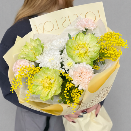 Букет из роз Вегги, гвоздик и мимозы в дизайнерской упаковке