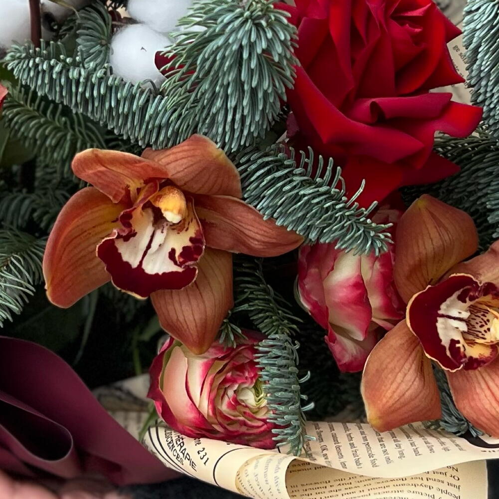 Букет из лапника, орхидей и роз с ягодами илекса - РИМСКАЯ РОЗА фото №6