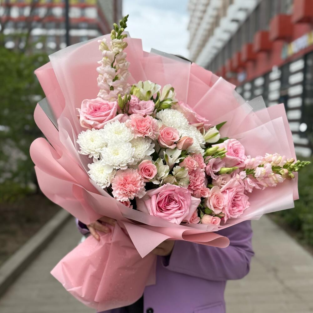 Нежный букет из розовых роз, хризантем, альстромерий и эустомы - РИМСКАЯ РОЗА фото №2