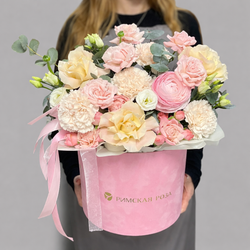 Композиция в коробке с розами, ранункулюсом, эустомой и кустовыми розами - РИМСКАЯ РОЗА фото №1