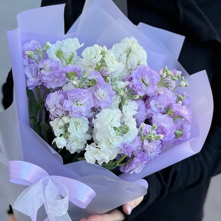 Букет из белой и лавандовой маттиолы