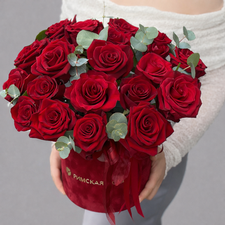 Композиция из алых роз с эвкалиптом в красной коробке