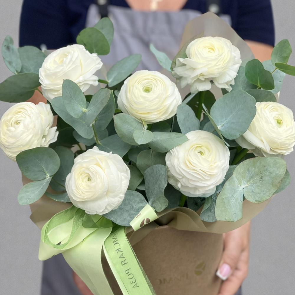 Нежные ранункулюсы с эвкалиптом в коробке - РИМСКАЯ РОЗА фото №2