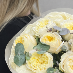 Букет из пионовидных роз Фатима Эквадор с эвкалиптом 7 штук - РИМСКАЯ РОЗА фото №3