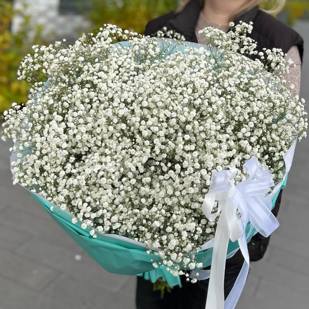 Большой букет из белой гипсофилы в упаковке цвета тиффани фото №1
