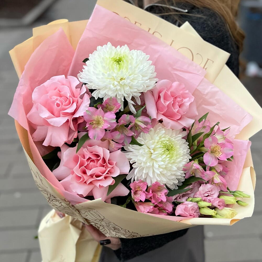 Букет из розовых роз, белых хризантем, эустомы и альстромерии - РИМСКАЯ РОЗА фото №1