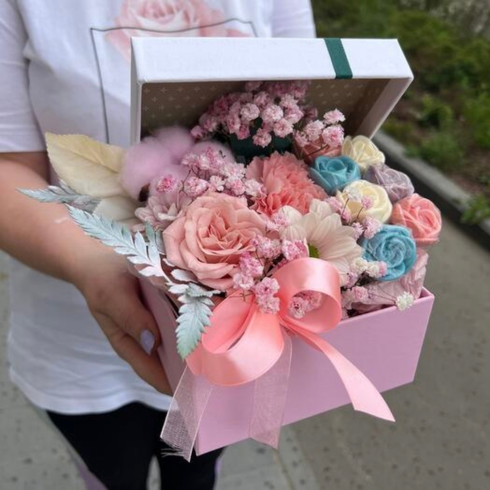 Цветы и шоколадные розы в коробке