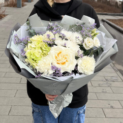 Букет из пионовидной розы, гортензии и хризантем в серебристой упаковке