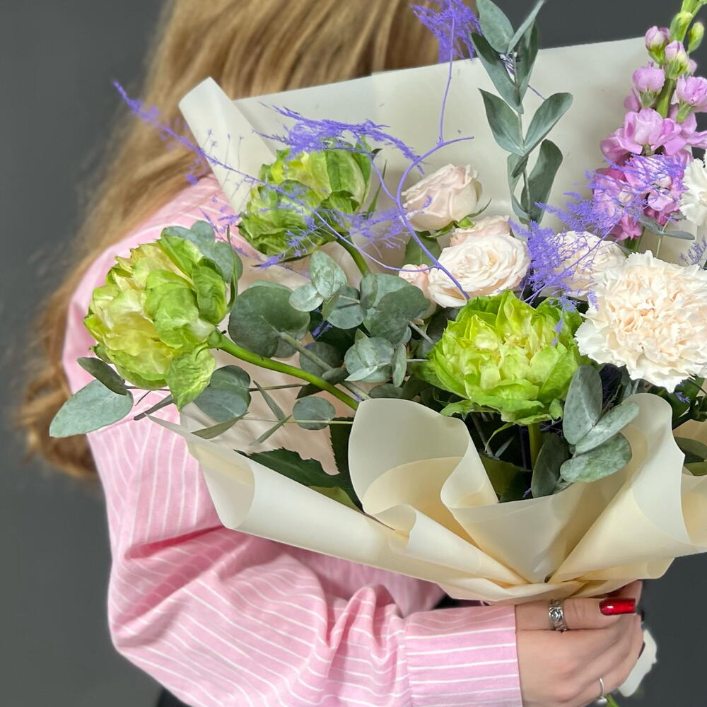 Букет из кремовых диантусов, ароматной маттиолы, кустовой розы и розы вегге - РИМСКАЯ РОЗА фото №3