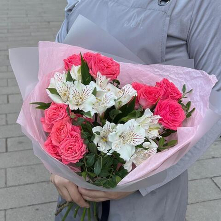 Букет из кустовых роз и альстромерий