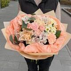 Букет из кремовых роз, альстромерии и сантини и диантусами