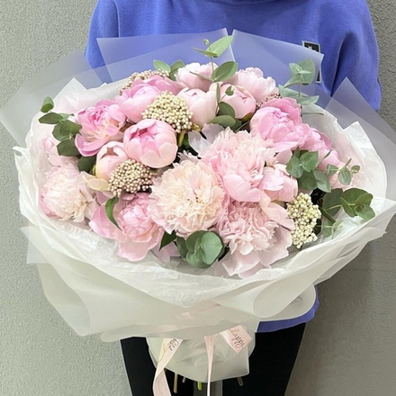 Букет из пионов с эвкалиптом