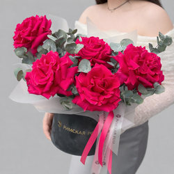 Композиция из больших розовых роз в коробке с эвкалиптом - РИМСКАЯ РОЗА фото №1