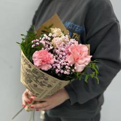 Букет из французской розы, кустовой розы и гипсофилы фото №1