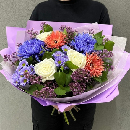 Букет из сирени, хризантем, Гербер и белых роз