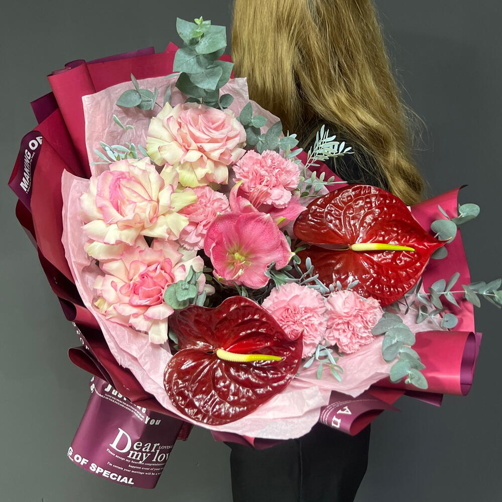 Большой букет с французскими розами, антуриумом, амариллисом и диантусами