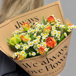 Букет из пионовидных тюльпанов и кустовых ромашек в дизайнерской упаковке - РИМСКАЯ РОЗА фото №3