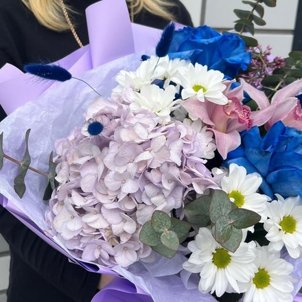Букет с синими розами, орхидеями и гортензией