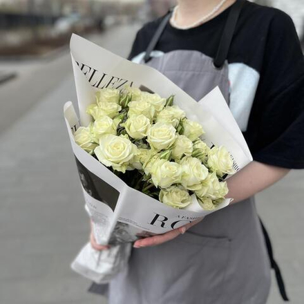 Букет из белых кустовых роз