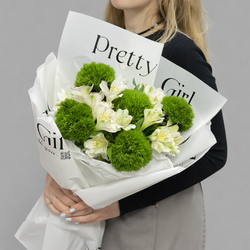 Букет из белых альстромерий и гвоздик Киви Меллоу в дизайнерской упаковке - РИМСКАЯ РОЗА фото №2