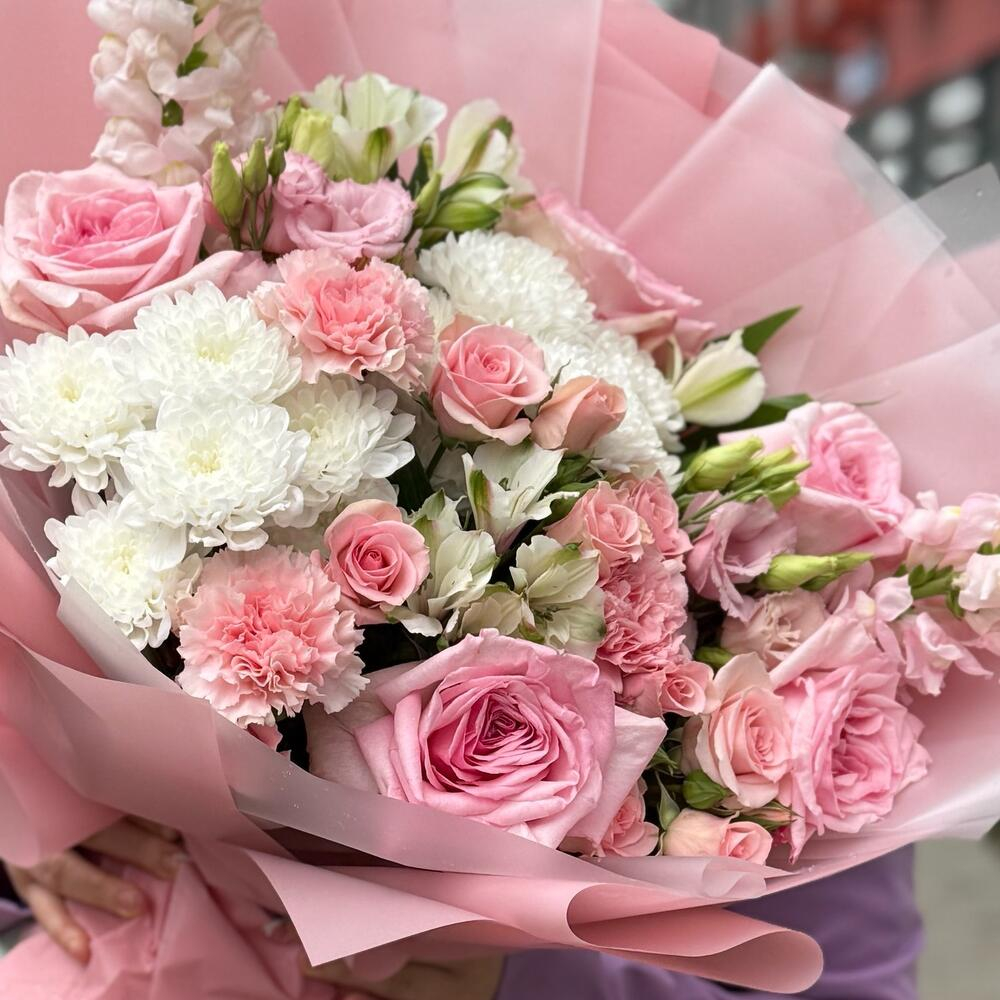 Нежный букет из розовых роз, хризантем, альстромерий и эустомы - РИМСКАЯ РОЗА фото №5