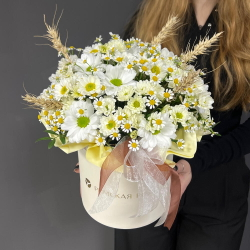 Композиция в коробке с ромашками, хризантемой и колосьями - РИМСКАЯ РОЗА фото №1