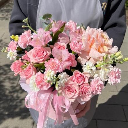 Коробка с кустовыми розами, маттиолой и альстромерией