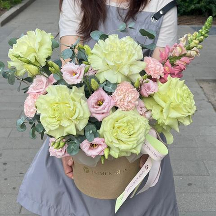 Французские розы с эустомой и диантусами в коробке