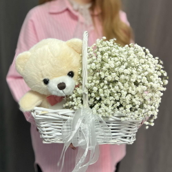 Композиция из белой гипсофилы и мягкой игрушки Мишка в корзине - РИМСКАЯ РОЗА фото №6
