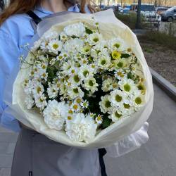 Букет из ромашек и кустовых хризантем фото №3