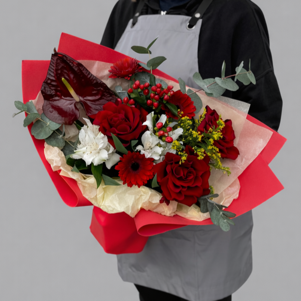 Букет из красных роз, антуриума, гербер, альстромерий и эвкалипта - РИМСКАЯ РОЗА фото №1