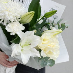 Букет из лилий и хризантем в дизайнерской упаковке - РИМСКАЯ РОЗА фото №5