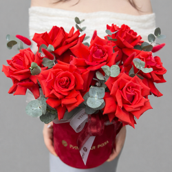 Французские красные розы в коробке с эвкалиптом - РИМСКАЯ РОЗА фото №1