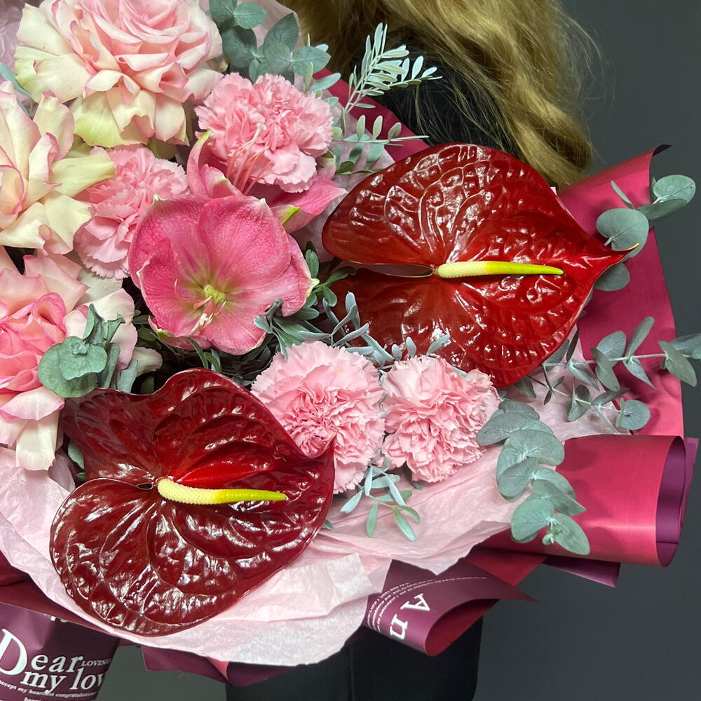 Большой букет с французскими розами, антуриумом, амариллисом и диантусами