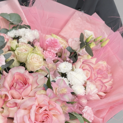 Большой букет из французских и кустовых роз, хризантем и эустомы в розовой упаковке - РИМСКАЯ РОЗА фото №4