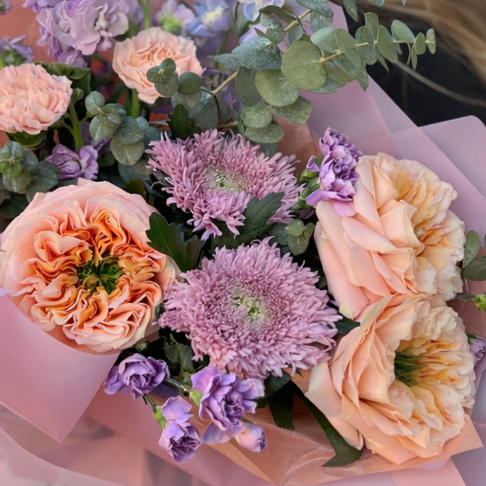 Букет из пионовидных роз, хризантем и маттиолы с дельфиниумом - РИМСКАЯ РОЗА фото №5