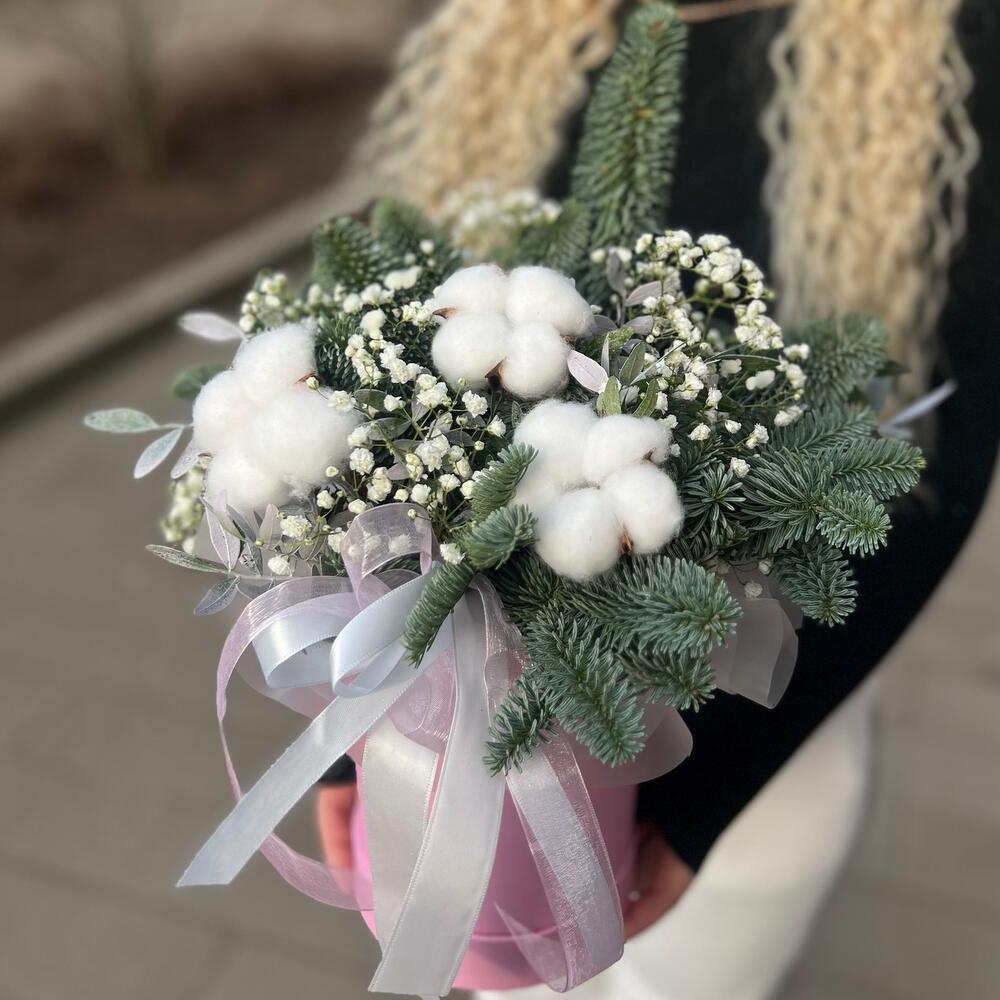 Композиция из лапника, гипсофилы и хлопка фото №2