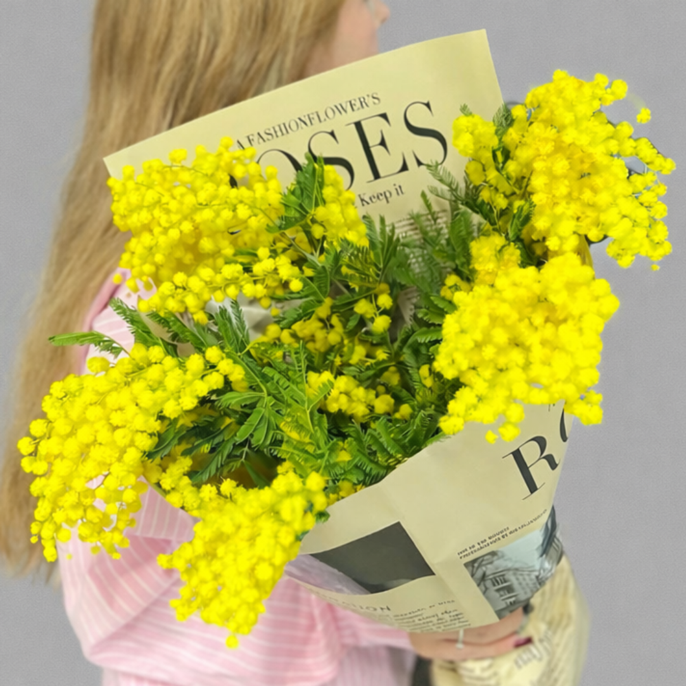 Монобукет из мимозы в дизайнерской упаковке