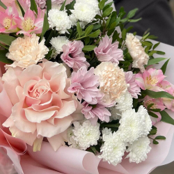 Букет из хризантем, французской розы, альстромерий и маттиолы - РИМСКАЯ РОЗА фото №5