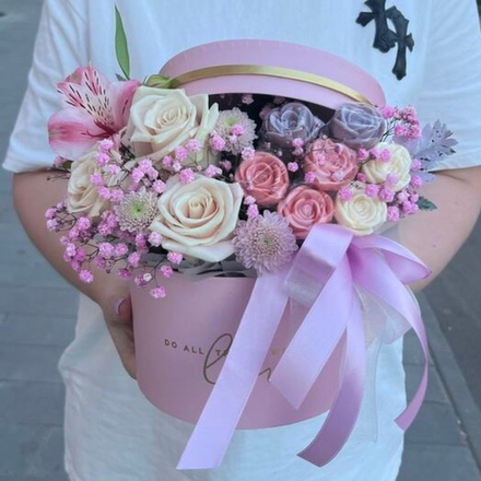 Цветы и шоколадные розы в коробке