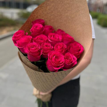 Букет из 15 роз в крафте