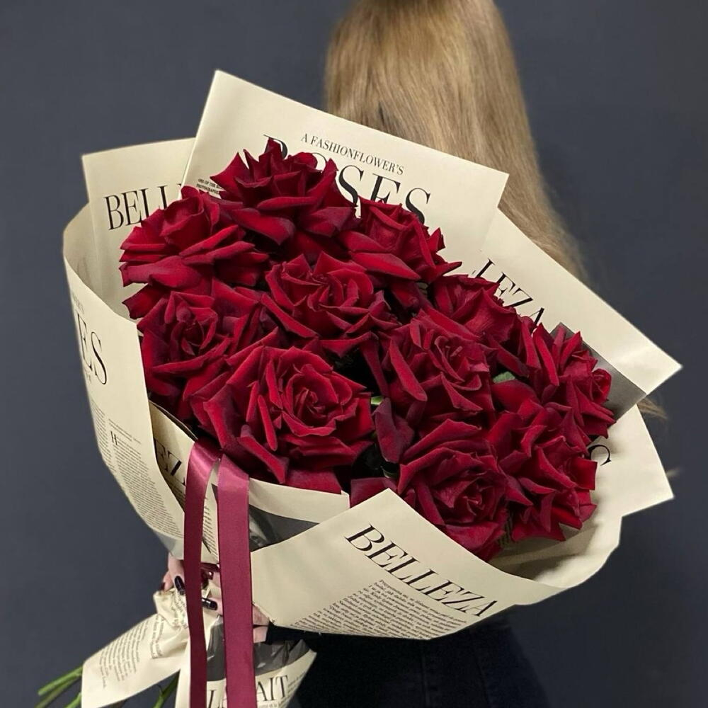 Букет из французских красных роз 11 штук в дизайнерской упаковке - РИМСКАЯ РОЗА фото №2
