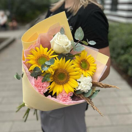 Букет из подсолнухов, диантусов и белой розы с эвкалиптом