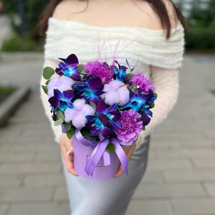 Космическая орхидея с диантусами и хлопком в коробке