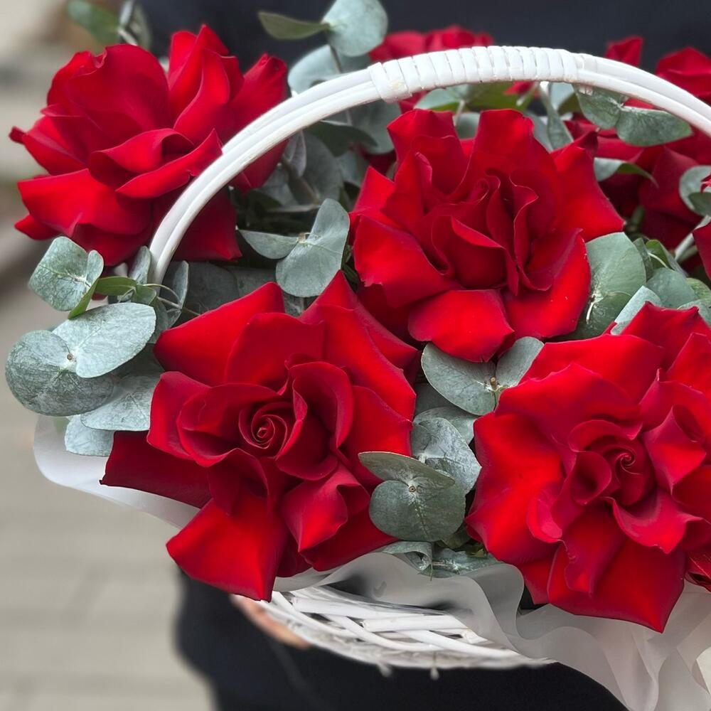 Композиция из красных французских роз с эвкалиптом в корзине - РИМСКАЯ РОЗА фото №5