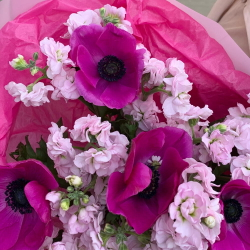 Букет из анемонов и маттиолы в дизайнерской упаковке - РИМСКАЯ РОЗА фото №3